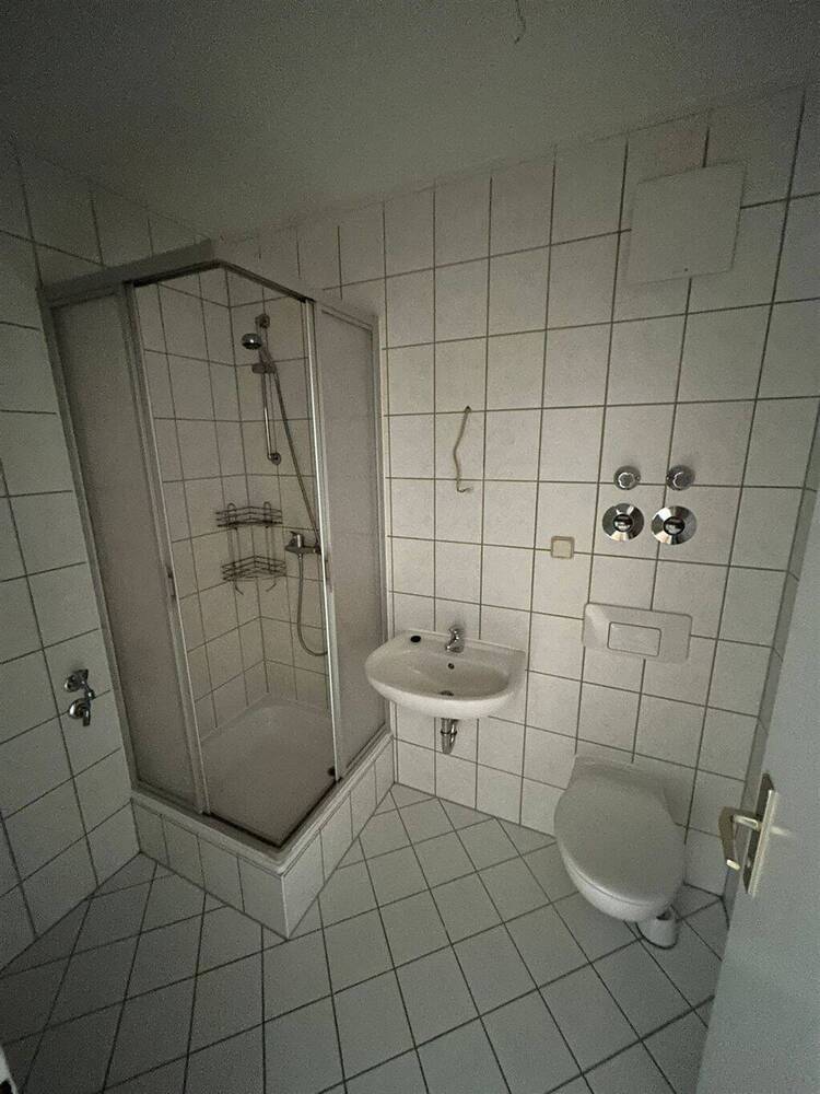 Großzügige 1-Zimmer mit Einbauküche, Dusche und Laminat in zentraler Lage!
