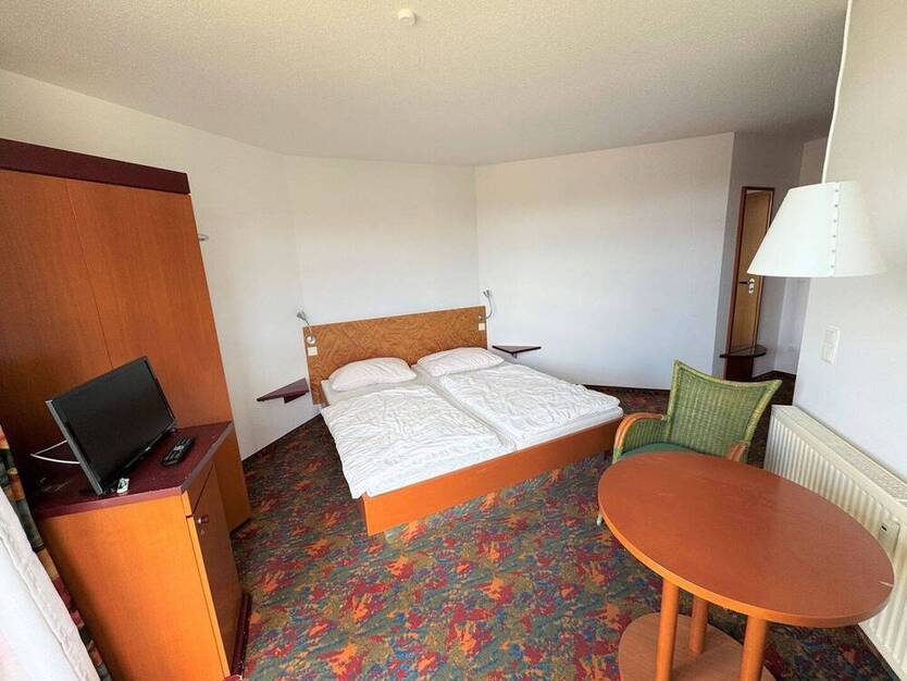 Voll möblierte 1-Zimmer-Wohnung mit Balkon zwischen See und Golfplatz