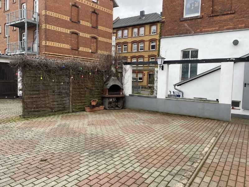 Solides Mehrfamilienhaus steht zum Verkauf 16 zimmer