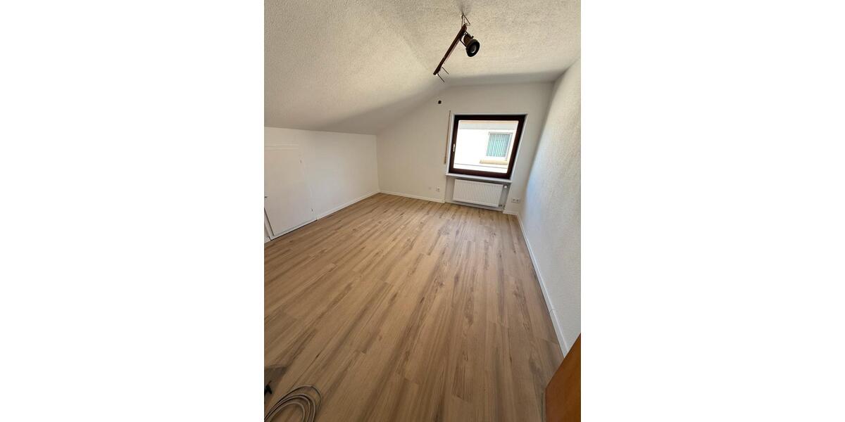 Dachgeschoßwohnung Leingarten - 3 Zimmer, 70 m&sup2;, 910&euro; | Angebot:26326703