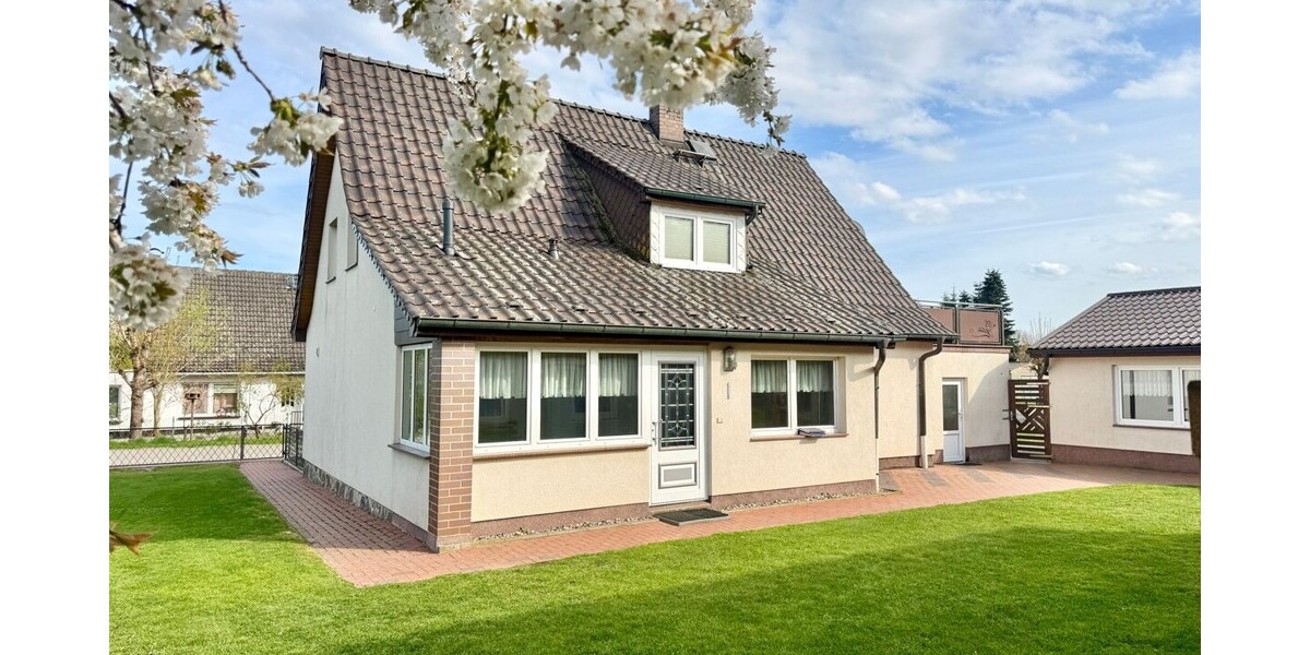 HORN IMMOBILIEN ++ Haus mit Doppelgarage und Nebengebäude in Wodarg bei Altentreptow, ruhige Lage - Einfamilienhaus Werder OT Wodarg Wodarg | Angebot:26875433