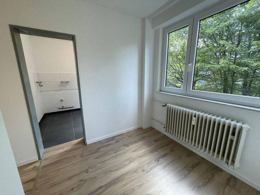 **Helle & frisch renovierte 2,5-Zimmer-Wohnung - mit Balkon & Aufzug** 2 zimmer