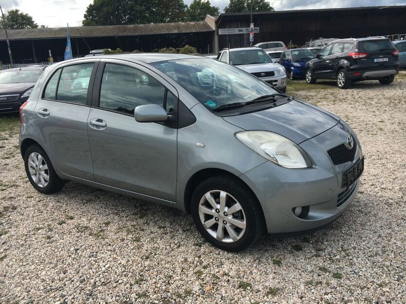 Toyota Yaris 137.000 km 2.999 € Bonn 53227