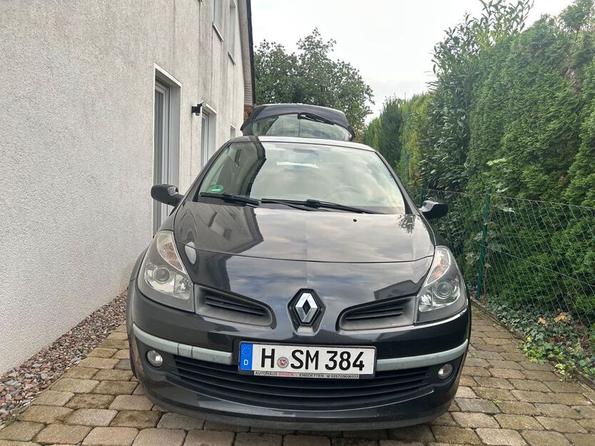 Renault Clio 236.000 km 2.499 € Springe 31832