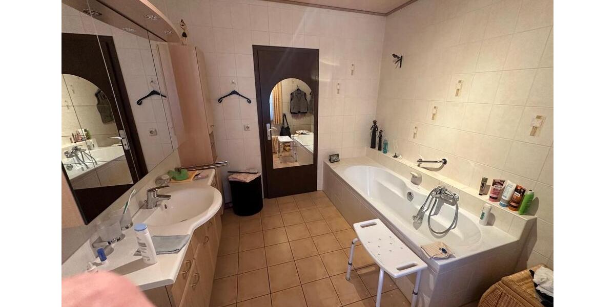 Einfamilienhaus Solms - 6 Zimmer, 196 m&sup2;, 1.200&euro; | Angebot:25444051