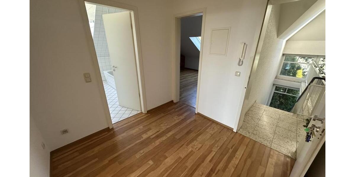 Sehr helle 2 Raum-Whg. mit Ausblick über die Stadt und Garage und *Bungalow auf dem Grundstück - Dachgeschoßwohnung Gera Ostviertel | Angebot:26334867