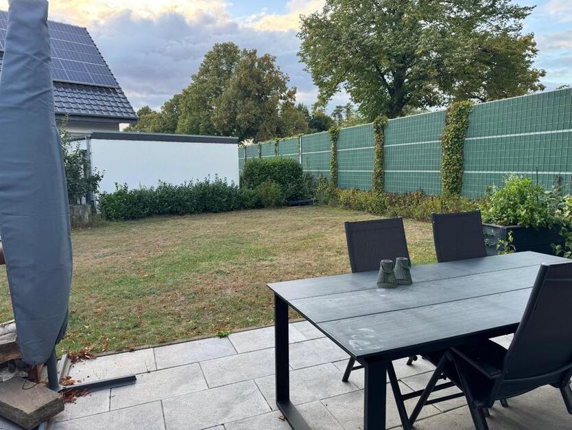Moderne Haushälfte (Anbau) mit großem Garten, Terasse