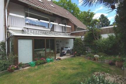 Zweifamilienhauses in Hannover-Bemerode, mit Wintergarten, Garage