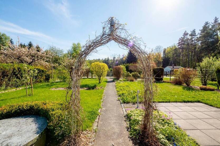 Rückzugsort im Grünen - Gartengrundstück mit massivem Gartenhaus in ruhiger Waldrandlage