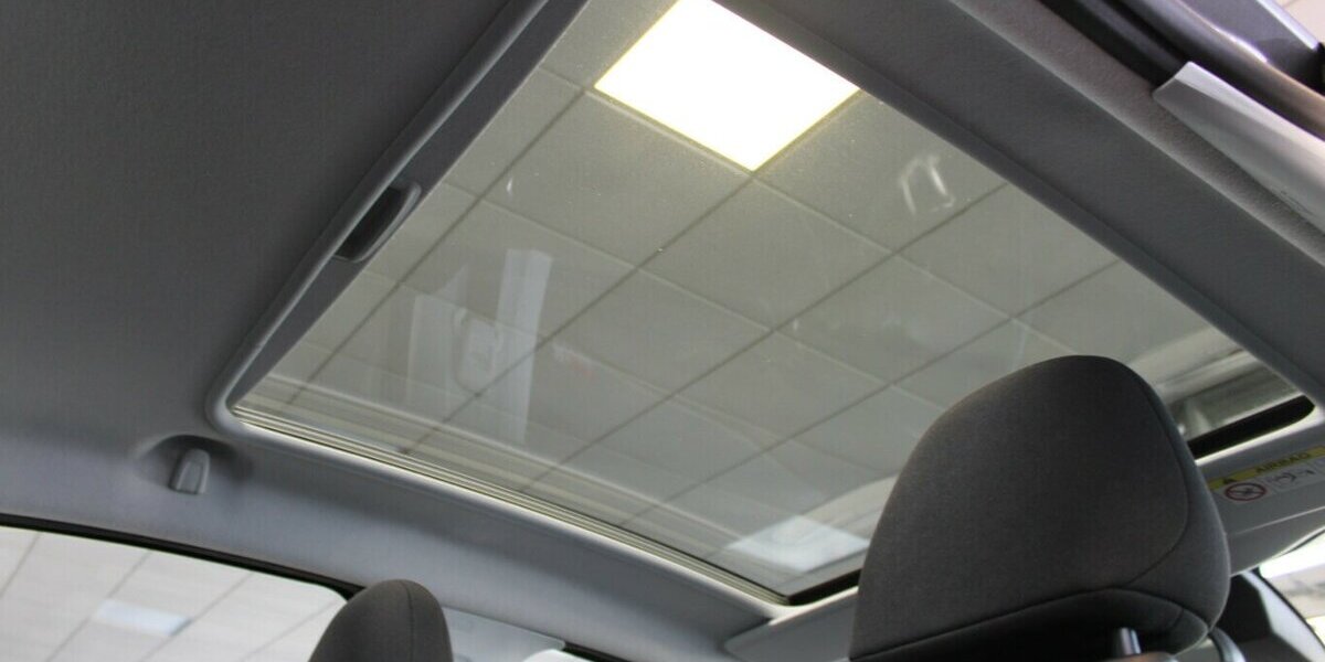 Peugeot 208 PureTech 110 Allure - Panorama - 84.341 km 8.980 &euro; Euskirchen 53881