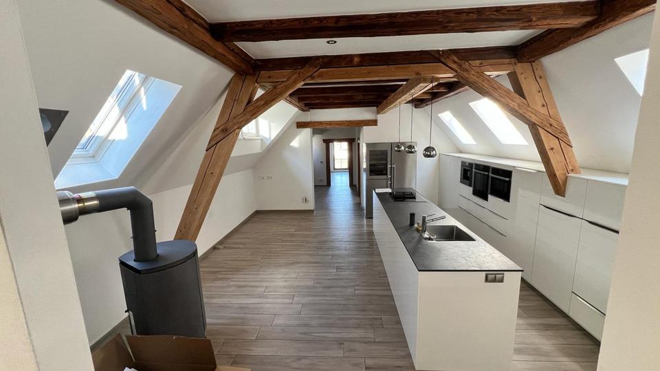 Dachgeschoßwohnung Neustadt an der Waldnaab - 7 Zimmer, 190 m&sup2;, 1.400&euro; | Angebot:24396234