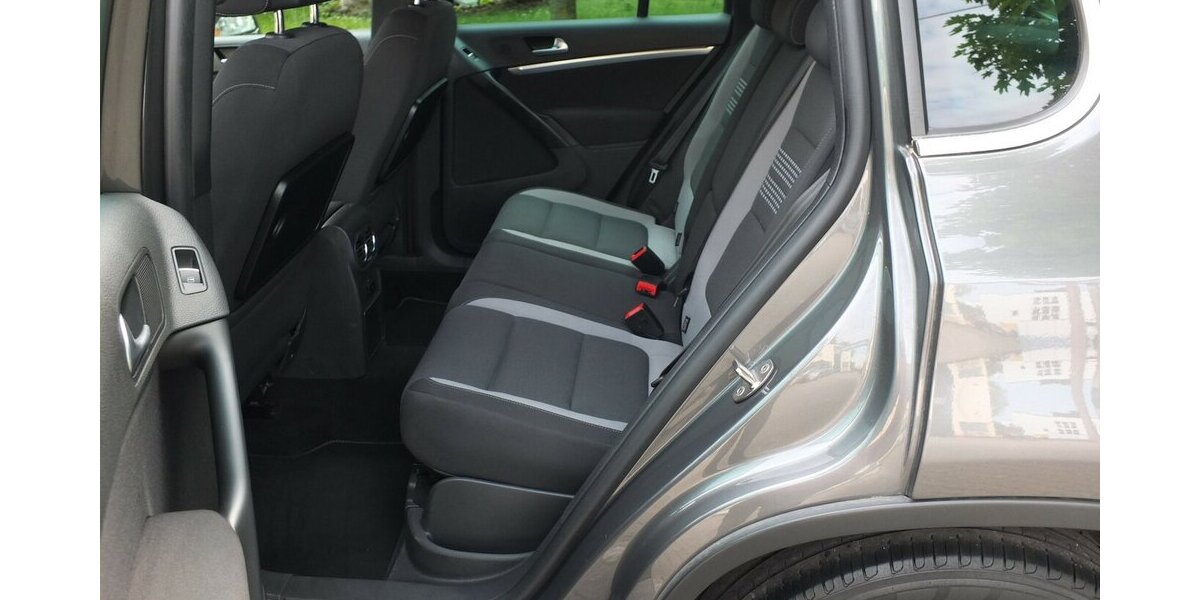 VW Tiguan WM26:LIFE NAVI AHK PARKPILOT SHZ BLUETOOTH 124.710 km 11.904 &euro; Köln 50858