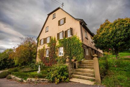 Haus Neuenstein - 11 Zimmer, 370 m&sup2;, 1.800&euro; | Angebot:25263112