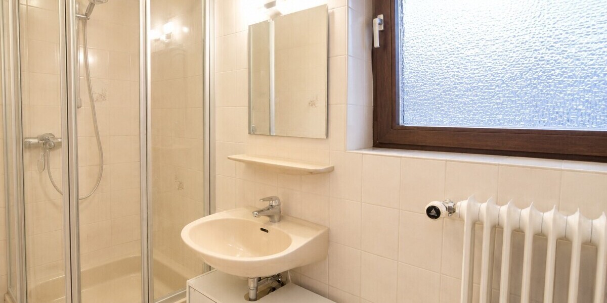 Ihr Deal: 3 Häuschen, 3 Garagen, bis zu 5 WE, davon nur 2 vermietet. HEIZUNG IST NEU! - Mehrfamilienhaus, Wohnhaus Schmitten | Angebot:26781264