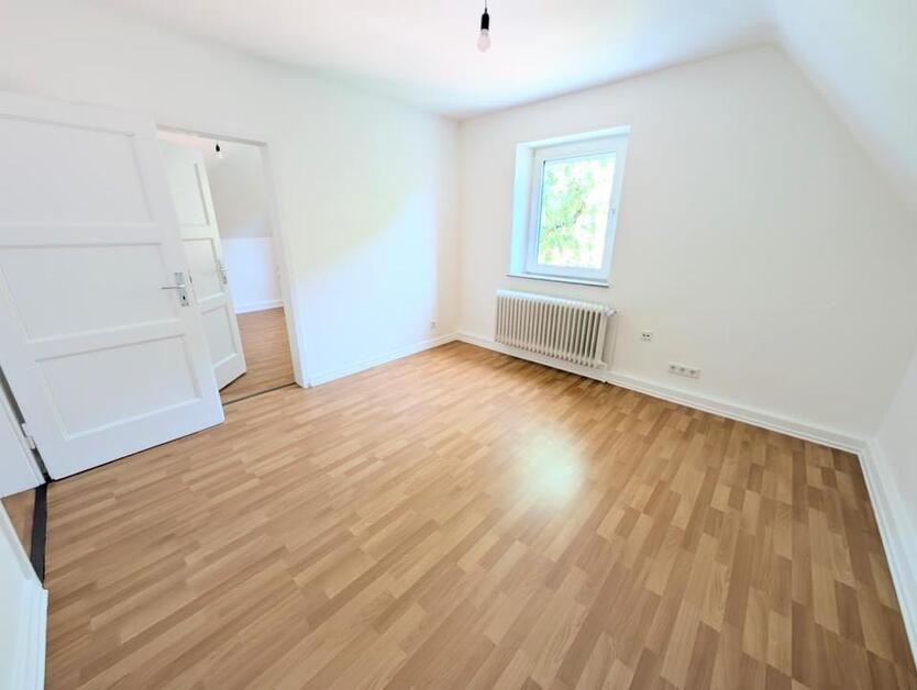 **Was will man mehr? -frisch gestrichen -heller Laminat -neues Tageslichbad**