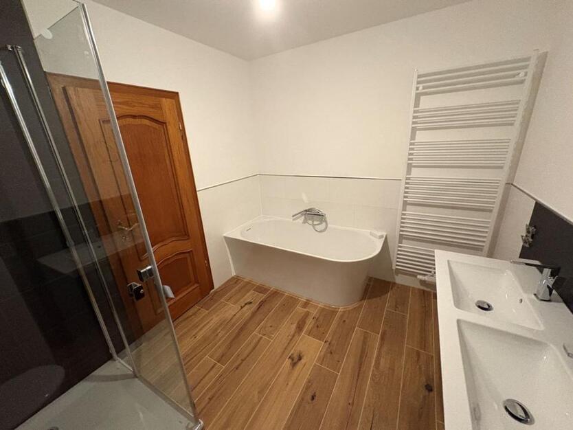 Großzügige Wohnung gesamt 205 qm in 2-Familien-Haus zimmer