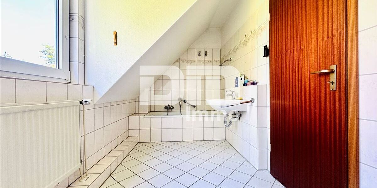 Charmantes Wohnglück - Ihr neues Zuhause mit Carport Terrasse und großem Gartenbereich - Doppelhaushälfte Rosdorf | Angebot:26770582