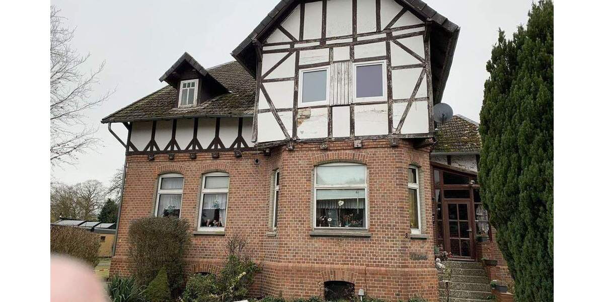 Einfamilienhaus mit Vollkeller , Nebengebäude mit Einliegerwohnung und Abstellräume. 6 zimmer