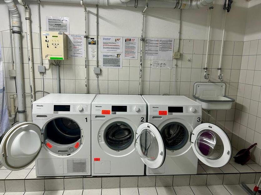 PRIVAT- TOP renovierte 23 Zimmer Wohnung
