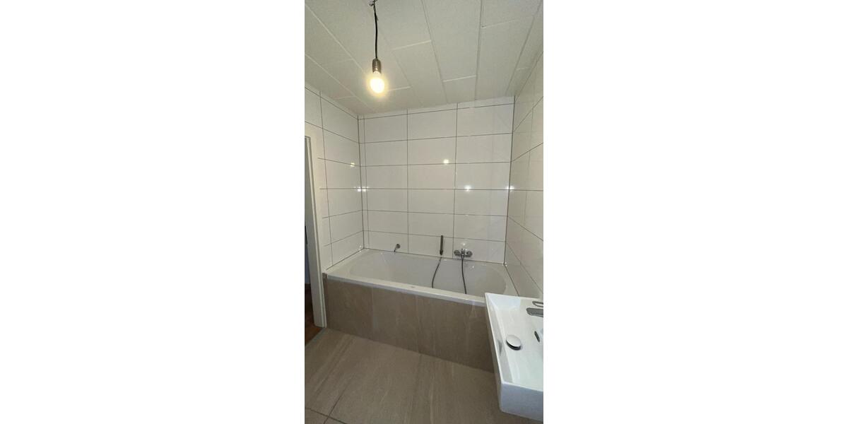 Dachgeschoßwohnung Duisburg Mittelmeiderich - 5 Zimmer, 140 m&sup2;, 1.050&euro; | Angebot:24681764