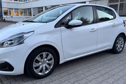 Peugeot 208 18.580 km 9.890 &euro; Ottobrunn bei München 85521