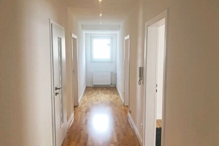 Gepflegte 4-Zimmer-Wohnung im Dachgeschoss mit Stellplatz und Einbauküche