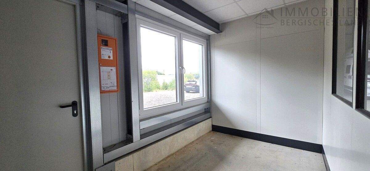 NEUBAU - GUT AUSGESTATTE LAGER-PRODUKTIONSHALLE zimmer