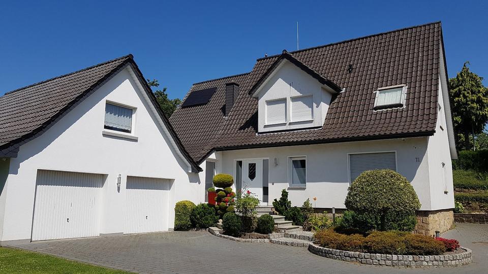 Wohnhaus mit Doppelgarage