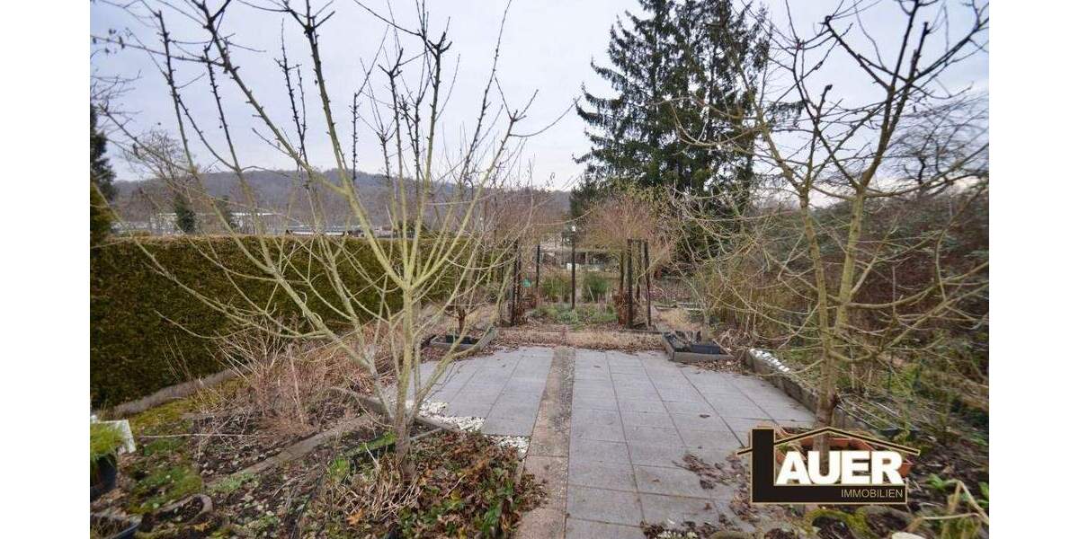 Doppelhaushälfte mit großem Garten in Saabrücken zu Verkaufen. 6 zimmer