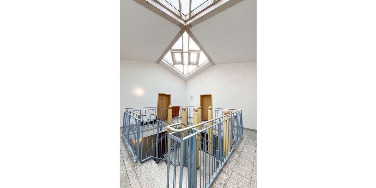 Top- modernisierte Dachgeschosswohnung mit zwei Balkonen und Tiefgaragenstellplatz 2 zimmer