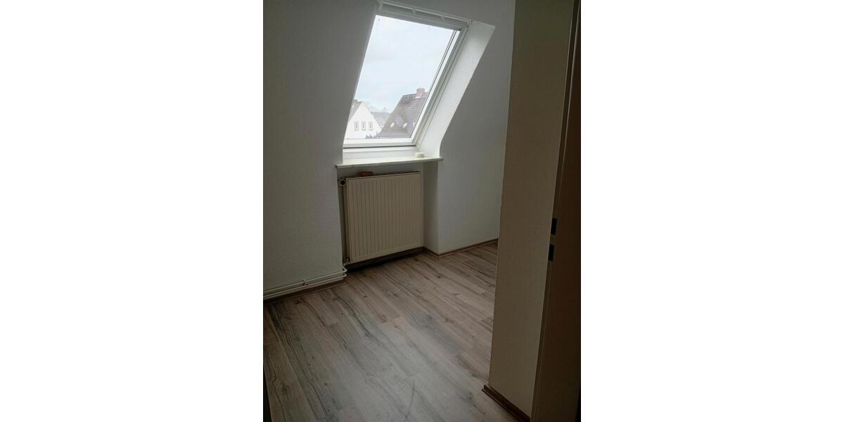 Dachgeschoßwohnung Wilhelmshaven Fedderwardergroden - 4 Zimmer, 44 m&sup2;, 410&euro; | Angebot:25933153