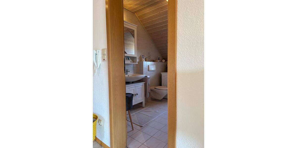 Dachgeschoßwohnung Höchberg - 3 Zimmer, 78 m&sup2;, 850&euro; | Angebot:25360970