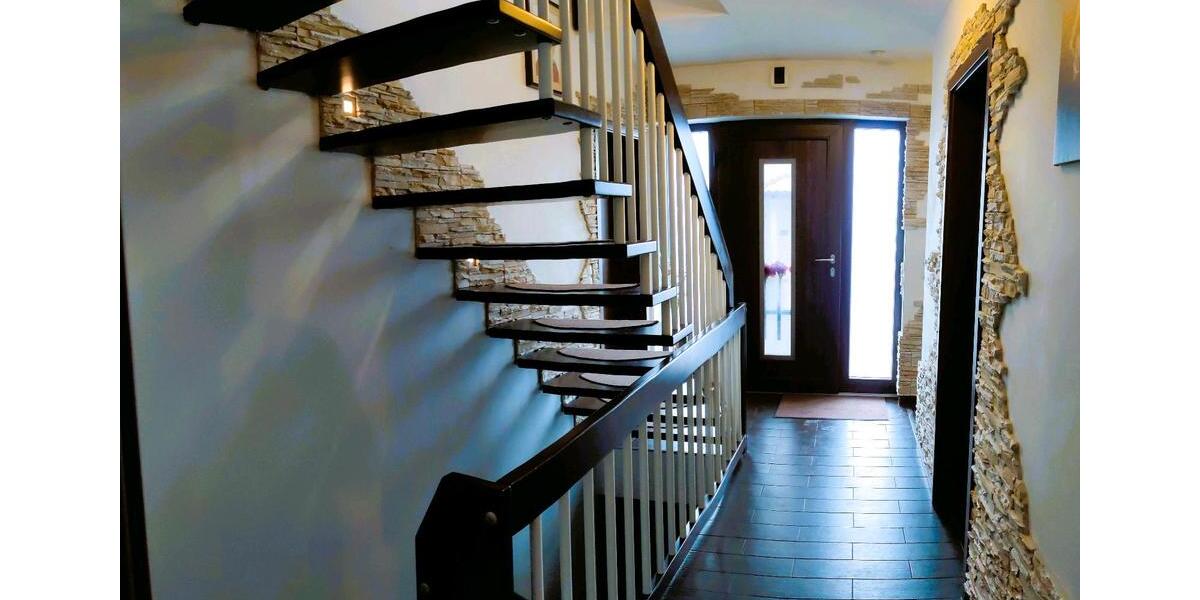 Modernes Wohnen mit Stil & Komfort: Stadtvilla mit Sauna & Garten 7.5 zimmer