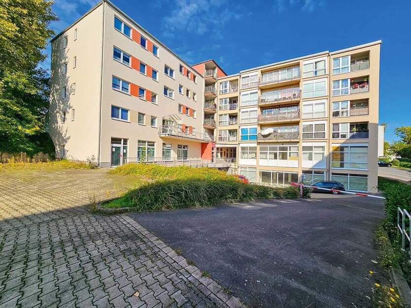 2 leerstehende Ladeneinheiten im EG zimmer