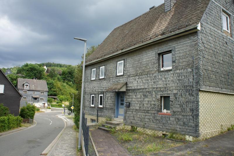 **PREISGÜNSTIGES- SCHIEFERBESCHLAGENS FACHWERKHAUS MIT ALTEM BAUMBESTAND IN MUDERSBACH-KEIN DENKMALSCHUTZ- ** - Einfamilienhaus Mudersbach Birken | Angebot:27169939