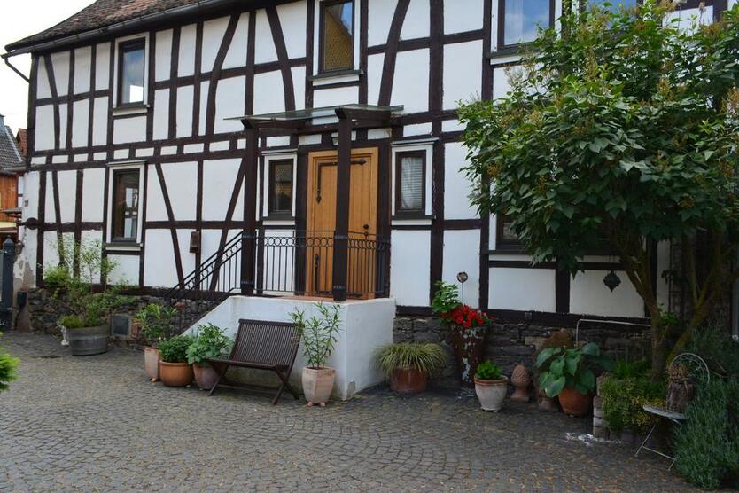 freistehendes Fachwerkhaus mit großer Terrasse zu vermieten