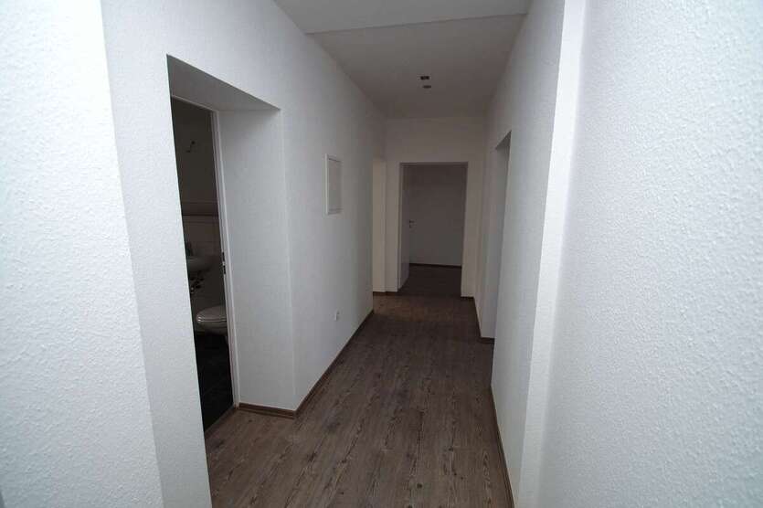 5-Zimmer-Wohnung mit Laminat, Wanne+Dusche 5 zimmer