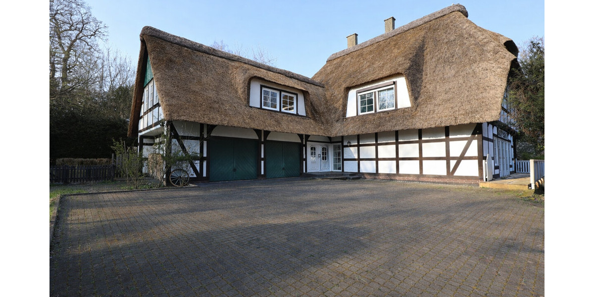 Exklusive Villa mit Wellnessbereich, Pool & großem Grundstück (inkl. Renovierung und neuem Dach) - Villa Hüllhorst | Angebot:26002980
