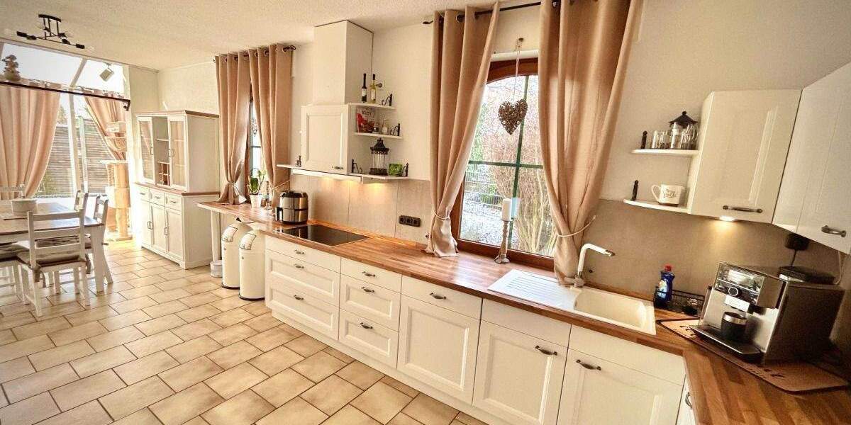 schönes, ruhiges und zentral gelegenes Einfamilienhaus mit zwei Garagen zu verkaufen 1 zimmer