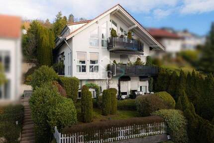 Gepflegtes Mehrfamilienhaus mit ca. 270 m², Garten, weitläufigem Ausblick und 3 Garagen 1 zimmer