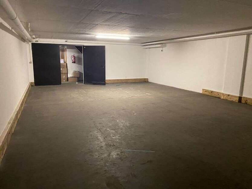 Halle in Augsburg 400 € 80 m²
