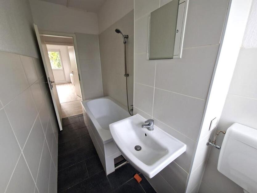 4-Zimmer-Wohnung im 2. Obergeschoss nach Renovierung zu vermieten zimmer