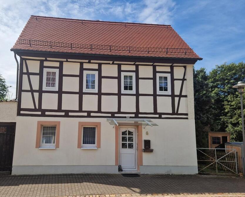 Haus mit dazugehörigen großzügigen Gartengrundstück