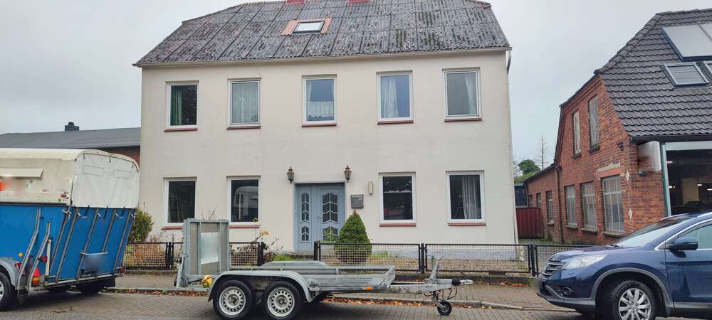 Haus zum Kaufen in Ahrensbök 180.000 € 190 m² 8 zimmer