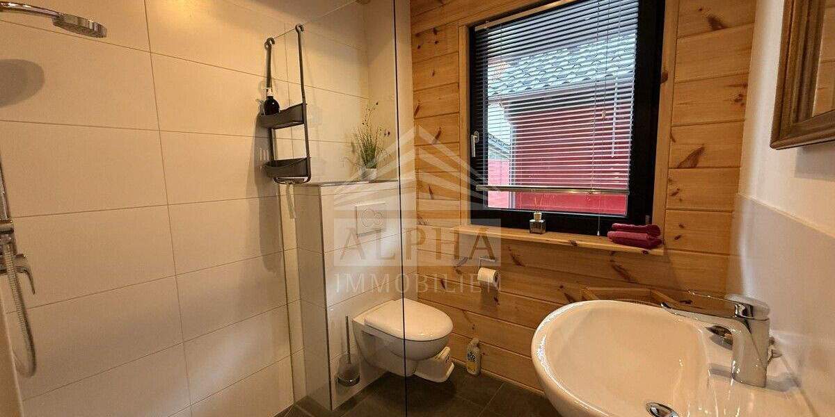 *VERKAUFT* Modernes Blockhaus-Idyllisch gelegene Doppelhaushälfte mit Büroräumen & Traumgarten 6 zimmer