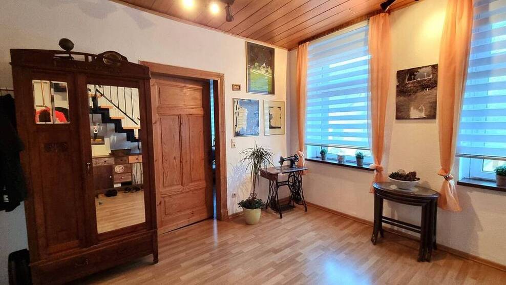 Freistehendes Ein-Zweifamilienhaus mit 9 Zimmern, 3 Bädern und ri
