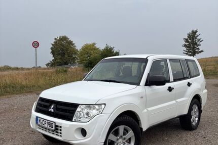 Mitsubishi Pajero 238.000 km 10.900 &euro; München 81245