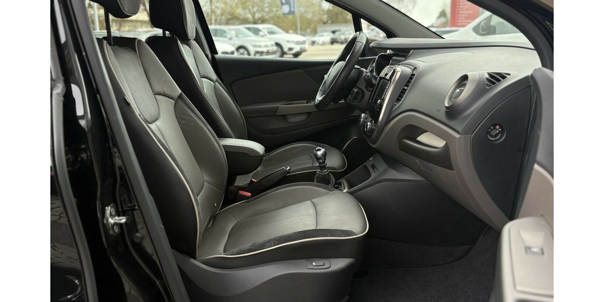 Renault Captur 1.2 TCe Elysee KAMERA/NAVI/SITZHEIZUNG 97.093 km 9.900 &euro; Villingen-Schwenningen 78054