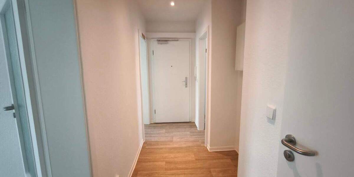 *Vier Zimmer*Balkon*Wannenbad*alles neu* 4 zimmer