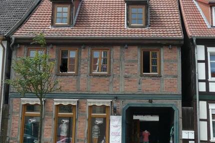 In schöner Zentrumslage von Seehausen bieten wir eine schön modernisierte 2-Zimmerwohnung im Dachgeschoss zur Vermietung an. Die Wohnung besteht aus 2 geräumigen... 2 zimmer